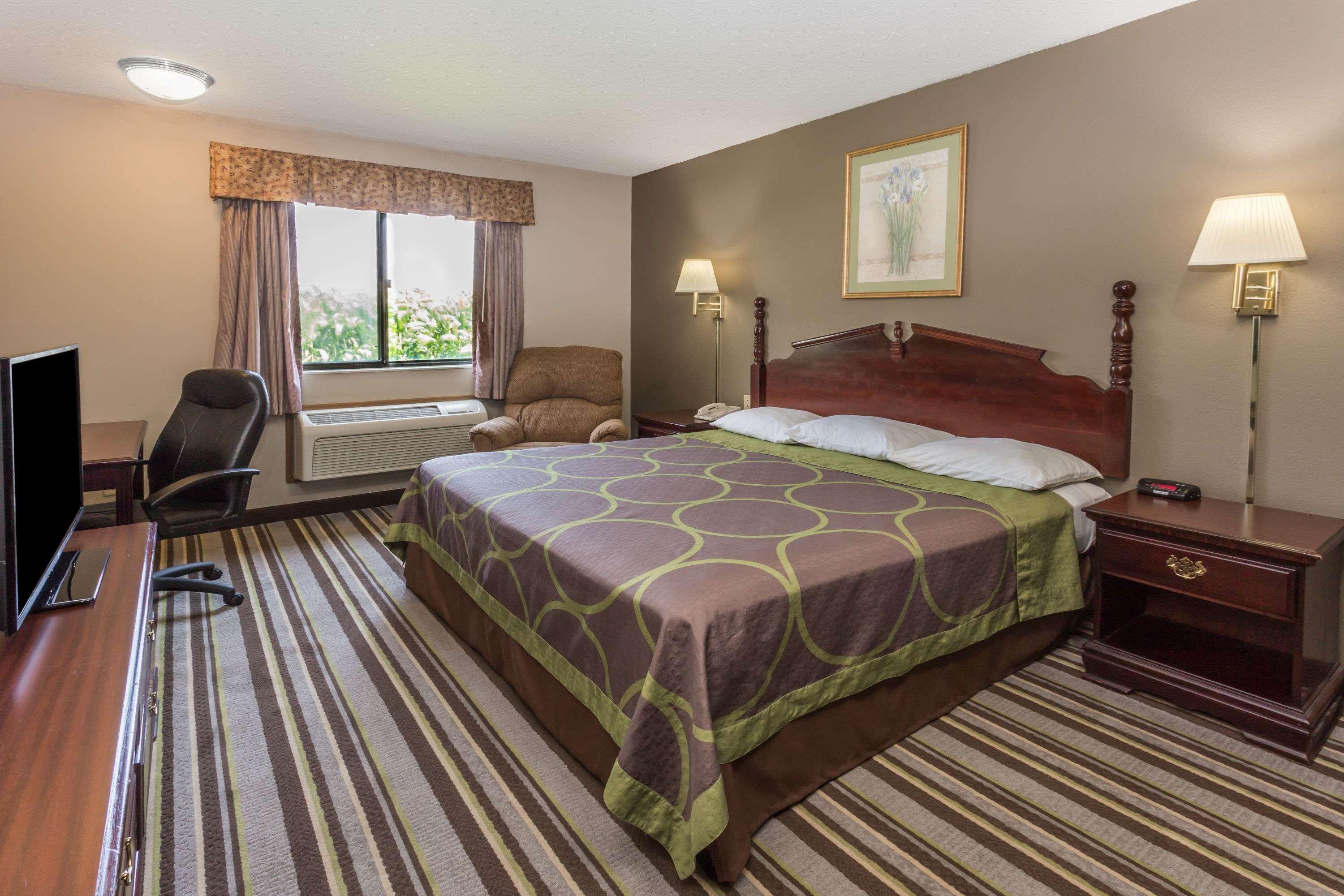 Super 8 by Wyndham Yorkville Eksteriør billede