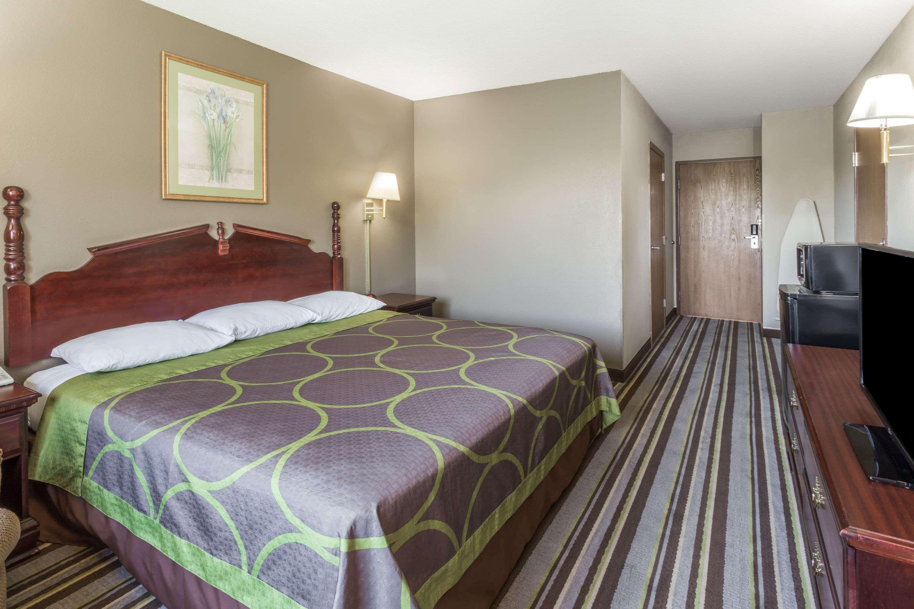 Super 8 by Wyndham Yorkville Eksteriør billede