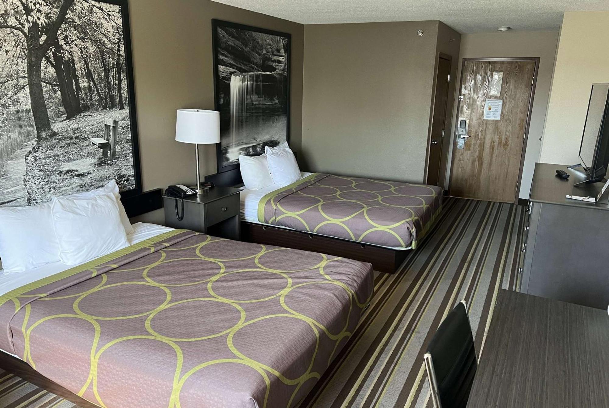 Super 8 by Wyndham Yorkville Eksteriør billede